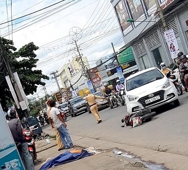 tin tuc antt ngay 246 nghi can ban ma tuy lao o to vao xe cong an keo le hon 1km