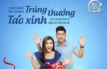 Giao dịch ngân hàng, khách hàng may mắn trúng bộ tứ “Táo xinh”