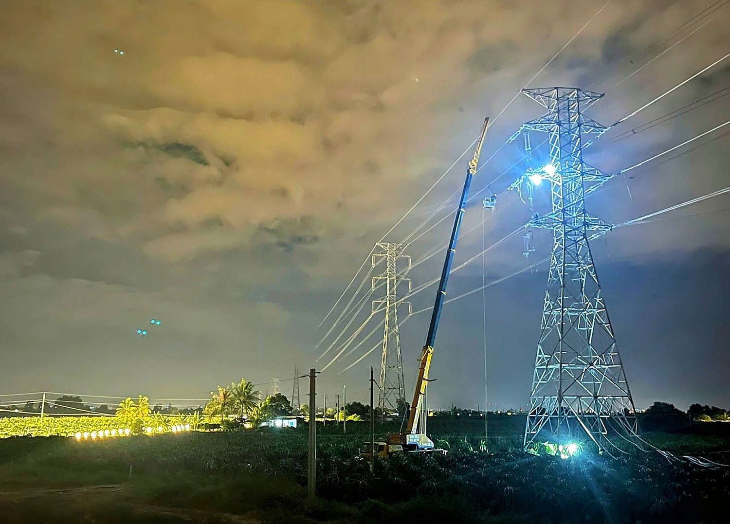 Không nghỉ lễ để di dời đoạn đường dây 220kV Phan Thiết - Hàm Tân giao chéo với đường cao tốc Bắc - Nam