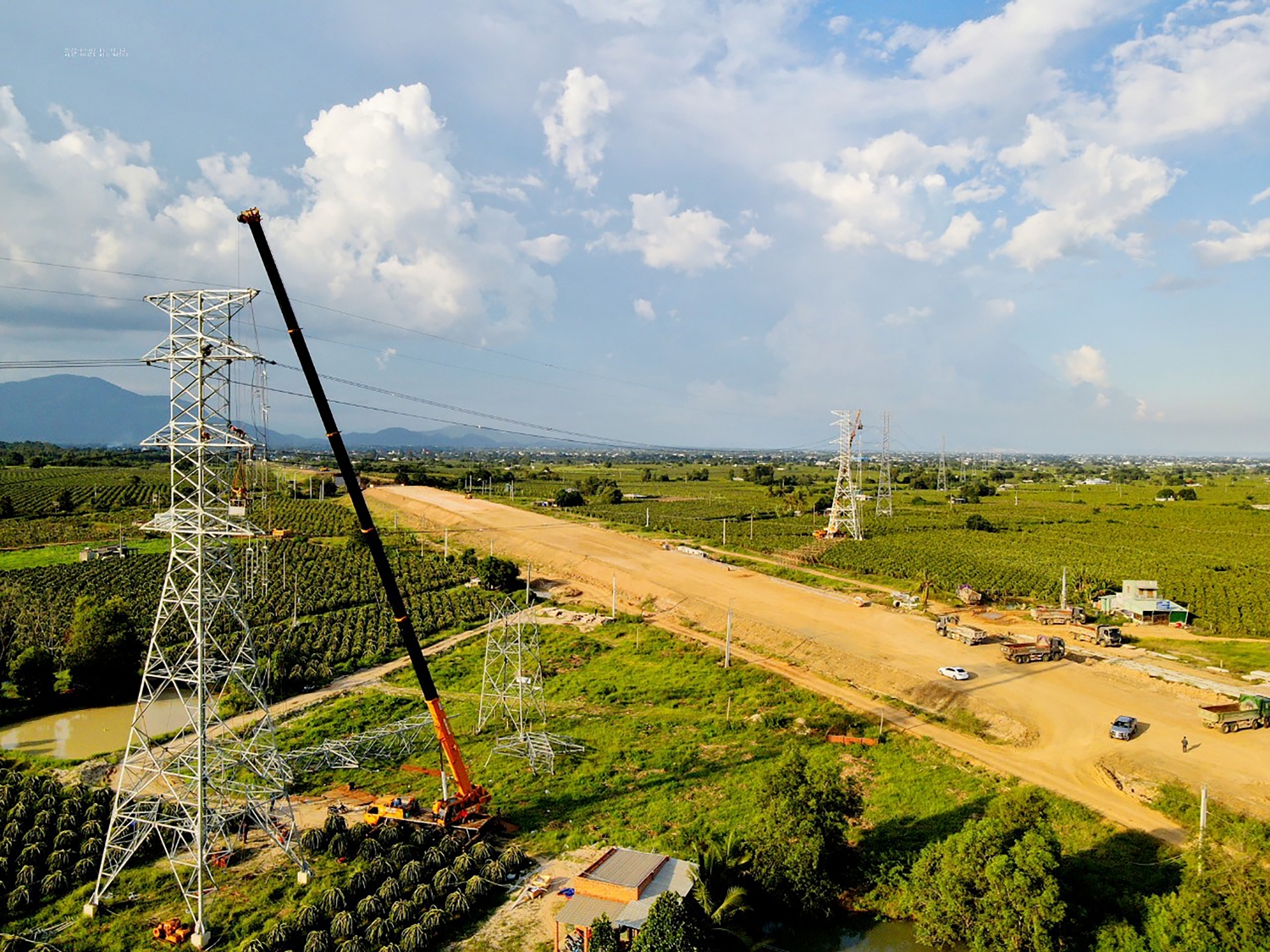 Không nghỉ lễ để di dời đoạn đường dây 220kV Phan Thiết - Hàm Tân giao chéo với đường cao tốc Bắc - Nam