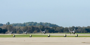 Mỹ sơ tán máy bay chiến đấu F-22 trước siêu bão