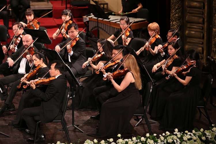 bat ngo sac mau tay bac trong dem hoa nhac toi 1611 cua sun symphony orchestra