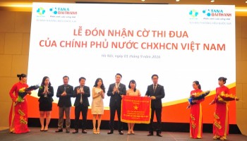 Tân Á Đại Thành đón nhận cờ thi đua của Chính phủ