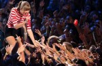 “Công chúa nhạc đồng quê” Taylor Swift rất dễ… yêu?