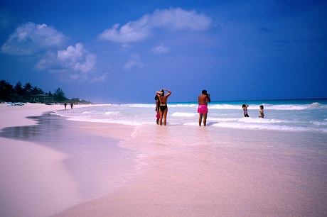 Bãi cát hồng ở đảo Harbour, Bahamas.