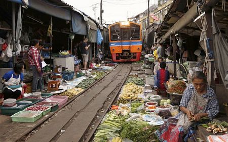 Cảnh sát giao thông làm nhiệm vụ tại một ngã tư ở thị trấn biên giới Kaesong, Triều Tiên.