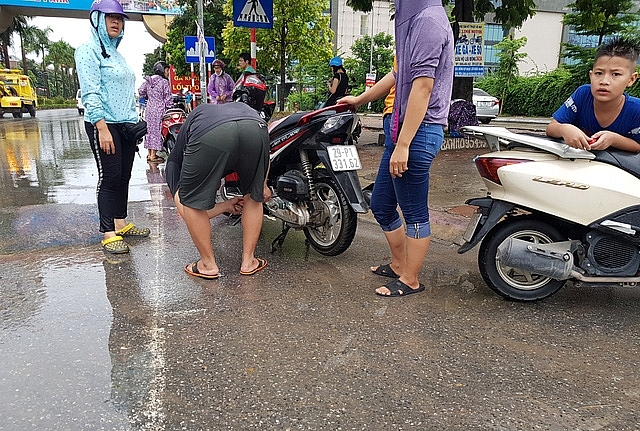 dai lo thang long thanh song xe chet may noi nhau cho nuoc rut