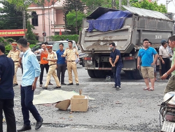 Hà Nội: Va chạm với xe tải, người phụ nữ 49 tuổi tử vong