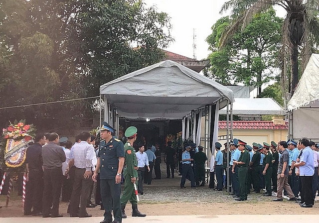 dong nguoi xep hang cho vieng hai phi cong hy sinh trong vu roi may bay