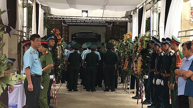 dong nguoi xep hang cho vieng hai phi cong hy sinh trong vu roi may bay