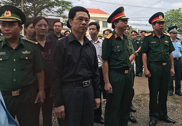 dong nguoi xep hang cho vieng hai phi cong hy sinh trong vu roi may bay