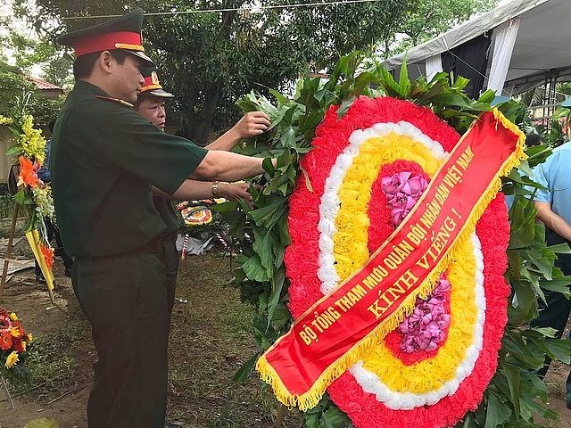 dong nguoi xep hang cho vieng hai phi cong hy sinh trong vu roi may bay