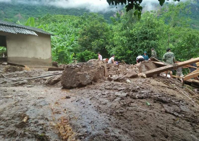 nhung hinh anh dau tien ve mua lu kinh hoang tai muong lat