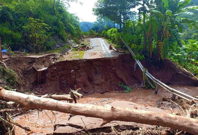 nhung hinh anh dau tien ve mua lu kinh hoang tai muong lat