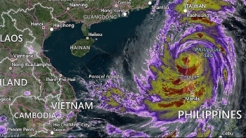 Siêu bão Mangkhut đổ bộ đảo Lu Dông (Philippines), tiến vào Biển Đông