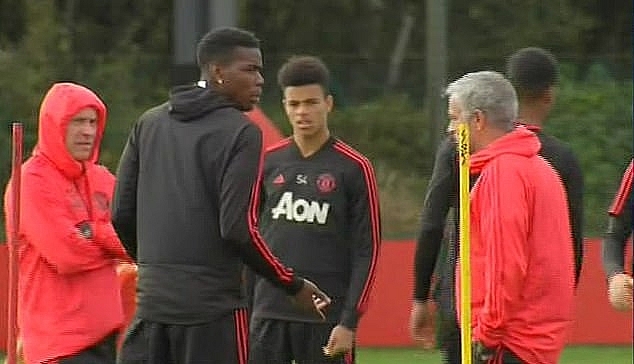 pogba tron trung mat to thai do voi mourinho tren san tap