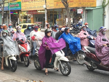 Người Sài Gòn co ro áo ấm đi làm trong ngày đầu năm