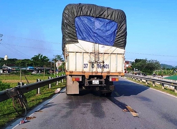 nghe an bi xe tai cuon vao gam nguoi phu nu tu vong