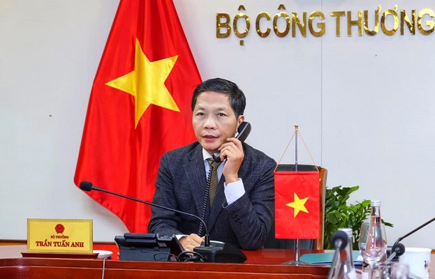 Bộ trưởng Công Thương, Chủ tịch Hội đồng Thương mại và Đầu tư Việt Nam – Hoa Kỳ (TIFA) Trần Tuấn Anh đã có cuộc điện đàm với Trưởng Đại diện Thương mại Hoa Kỳ (USTR) Robert Lighthizer để trao đổi về các vấn đề kinh tế, thương mại song phương giữa hai nước