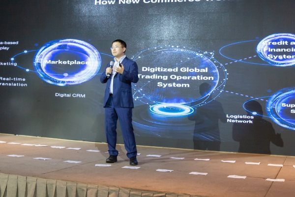 Zhang Kuo, Tổng giám đốc Alibaba.com, tại một sự kiện ở TPHCM cuối tháng 10 vừa qua. Ảnh: Alibaba.com.