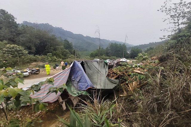 Tai nạn 7 người chết: Xe lao thẳng vào vách núi, cabin nát bét - 3