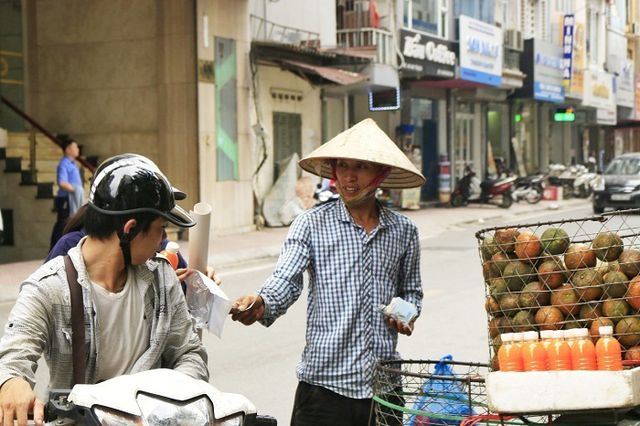 van chai nuoc sieu re ngay nang nong cay hoa hong tra 150 trieu dong chua gat dau