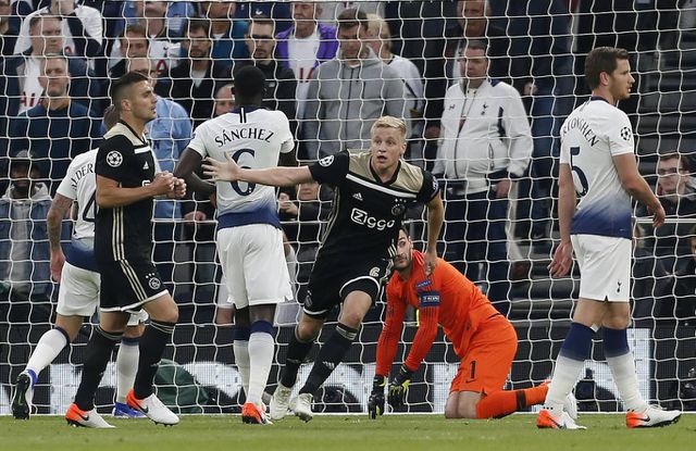 nhin lai chien thang ngot ngao cua ajax tren san tottenham