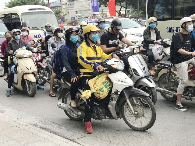 dich vu xe om dat khach khi dong nguoi un un tro lai thu do