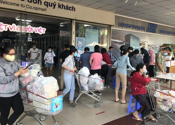 TP HCM: Sau lệnh giãn cách xã hội, siêu thị đông nghẹt, "cạn" hàng