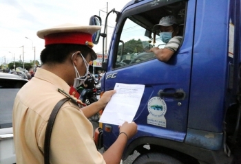 Khẩn trương xem xét miễn “giấy thông hành” cho xe chở hàng thiết yếu
