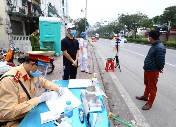 Người dân ra vào Hà Nội khai báo trên phần mềm quản lý dân cư từ 22/8