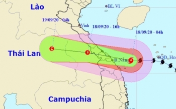 Bão số 5 giật cấp 12 áp sát Quảng Bình - Quảng Nam