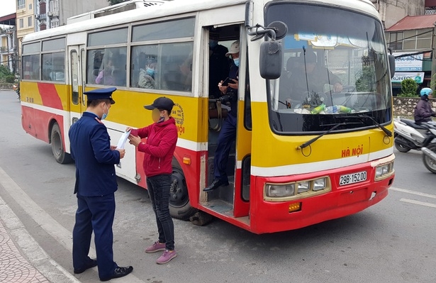 Xe khách "nhái" xe buýt, vô tư đón trả khách trong trạm trung chuyển