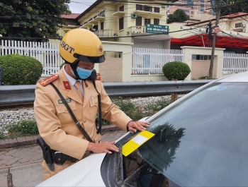 Dán thông báo phạt nguội xe dừng, đỗ sai quy định: Cách làm hay nhưng vẫn rườm rà