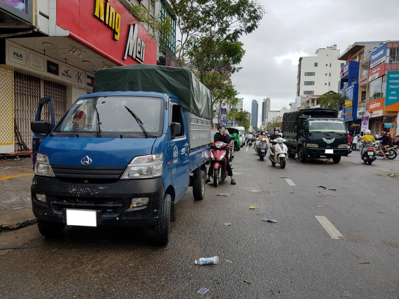 Hàng loạt ôtô hỏng bị bỏ lại trên đường sau trận ngập nặng tại Đà Nẵng