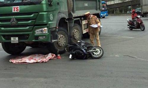 tin tuc ngay 171 2 vo chong bi container can tu vong khi cho 2 con nho di sam tet