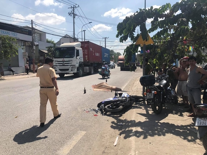 tin tuc ngay 171 2 vo chong bi container can tu vong khi cho 2 con nho di sam tet