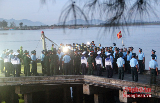 thuong ta tran quang khai tro ve trong vong tay dong doi