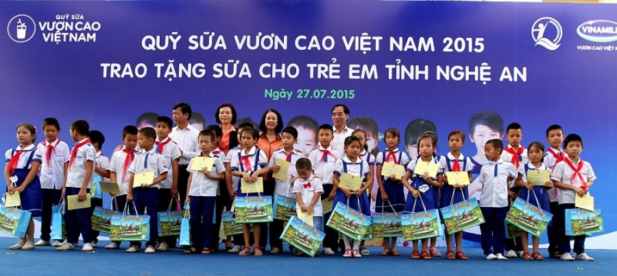 quy-sua-vuon-cao-viet-nam-cua-vinamilk-da-dem-den-cho-hon-333-ngan-tre-em-kho-khan-tai-vn-trong-hon-7-nam-hoat-dong-la-gan-26-trieu-ly-sua