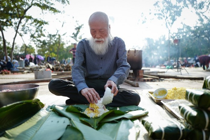 hoc sinh thay van nhu cuong thuc trang dem luoc banh chung