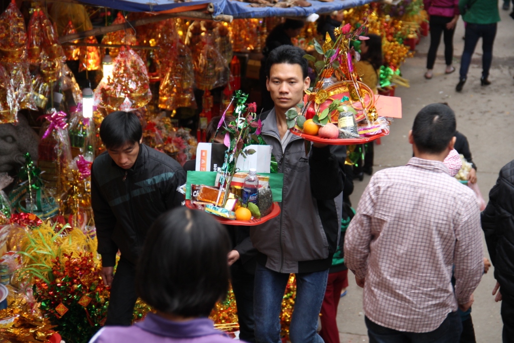 Rủ nhau đi làm… “con nợ”