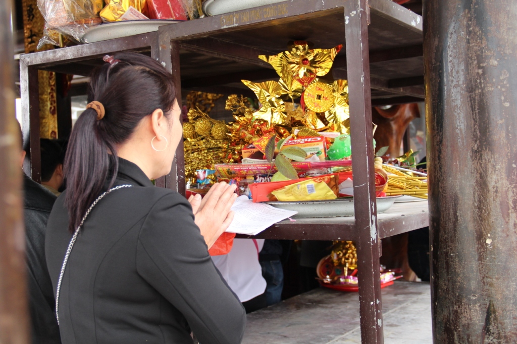 Rủ nhau đi làm… “con nợ”