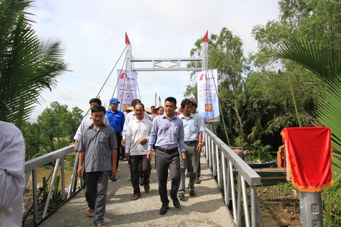 khanh thanh cau thep day vang dr thanh tang cho ba con soc trang