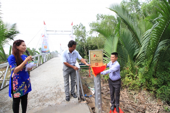 khanh thanh cau thep day vang dr thanh tang cho ba con soc trang