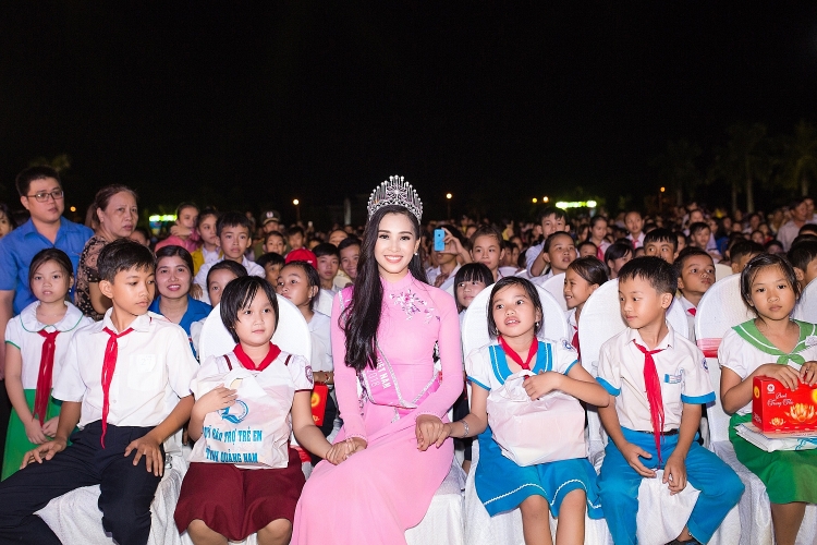 hoa hau tran tieu vy duoc lanh dao tinh quang nam tang bang khen