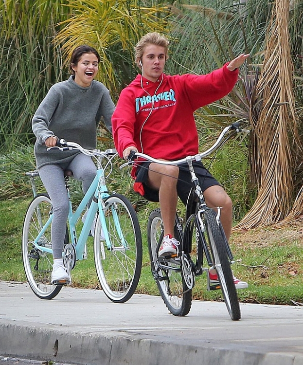 justin bieber bat khoc vi tinh cu selena gomez nhap vien