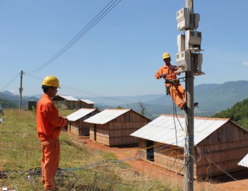 Nỗ lực cung ứng điện trong mùa mưa bão