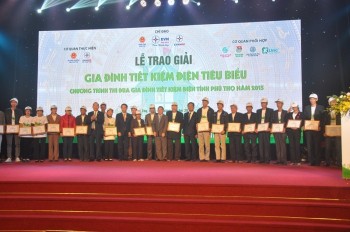 EVNNPC tuyên dương gia đình tiết kiệm điện ở Phú Thọ