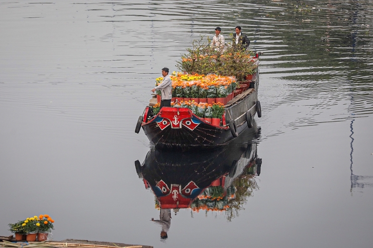 cho hoa tren ben duoi thuyen