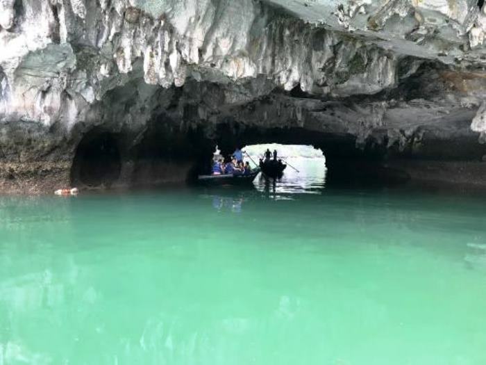 khach nuoc ngoai tu vong tren vinh ha long